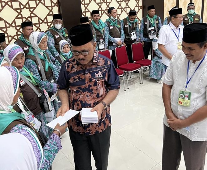 
 Datangi Asrama Haji, Bupati James Serahkan Uang Saku ke 32 JCH