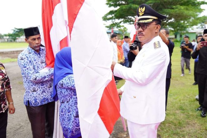 
 Sukseskan Gerakan 10 Juta Merah Putih, Kesbangpol Halbar Bagikan 2.500 Bendera