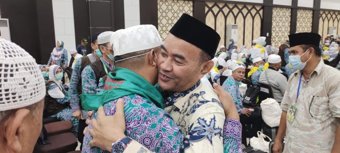 
 Wakil Bupati Sambut Kedatangan 31 Jama’ah Haji Asal Halbar di Makassar