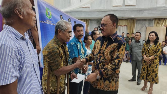 
 Bupati Halbar Serahkan Bantuan BBM ke 451 Masyarakat Loloda & Loloda Tengah