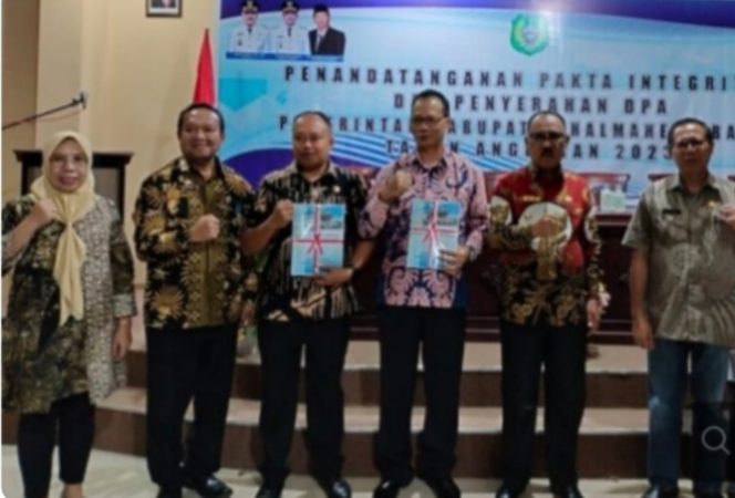 
 Penyerahan DPA, Bupati Halbar Harap SKPD Kelola Anggaran Dengan Baik