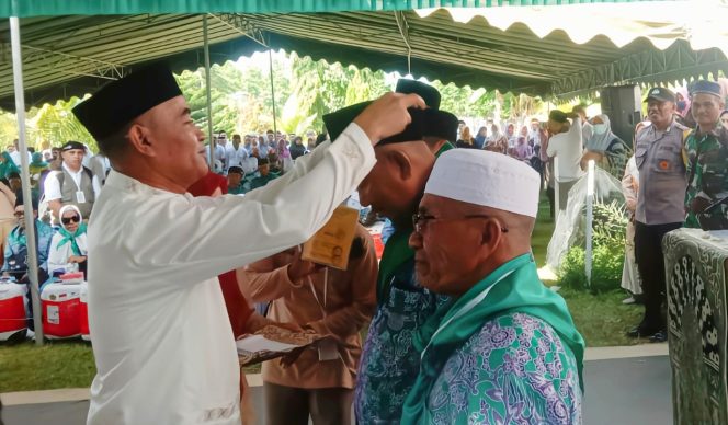 
 Wakil Bupati Resmi Melepaskan 72 CJH Halbar
