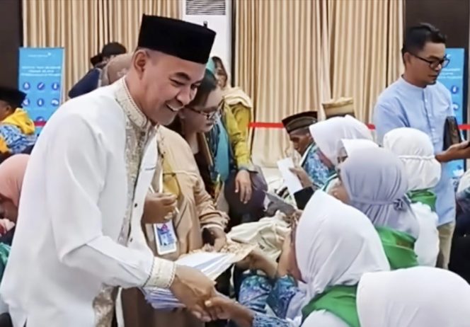 
 Wakil Bupati Menyerahkan Uang Saku JCH Halbar