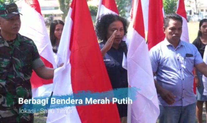 
 Rayakan HUT RI Ke 78, Kesbangpol Halbar Bagikan Bendera