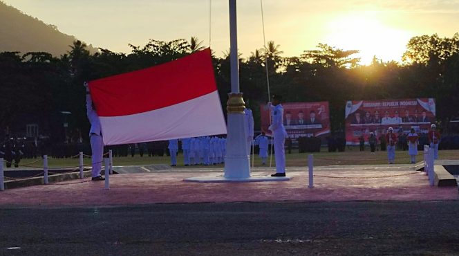 
 Selesai.! Wakil Bupati Pimpin Penurunan Bendera Hut RI Ke-78