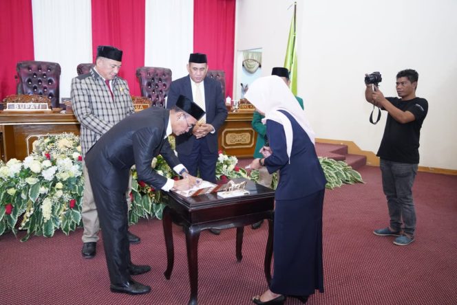 
 Mewakili Bupati Halbar, Nota Kesepahaman KUA-PPAS Resmi di Tandatangani