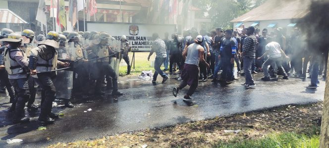 
 Saling Serang Dengan Massa Aksi, Polres Halbar Gelar Sispam Kota