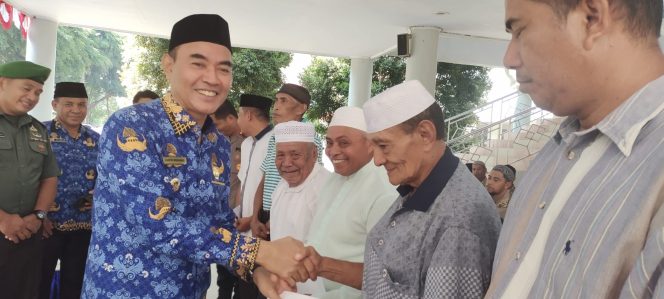 
 Setelah Bupati, Kini Wabup Halbar Salurkan Insentif Imam