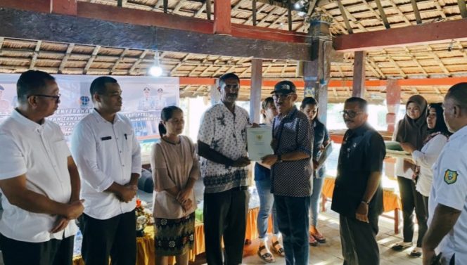 
 Bupati Halbar dan Kepala BPN Menyerahkan Sertifikat PTSL ke Masyarakat