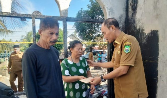 
 Wakil Bupati Halbar Menyerahkan Bantuan Korban Rumah Terbakar