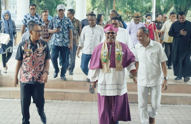 
 Bupati & Wakil Bupati Halbar Sambut Kedatangan Uskup Amboina