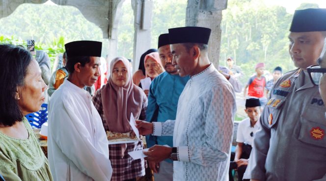 
 Gelar Safari Ramadhan, Wabup Halbar Salurkan Sembako Serta Insentif Imam Dan Pendeta di Loloda