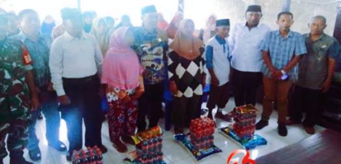 
 Kadis Sosial & Kabag Umum Turut Mendampingi Wakil Bupati Dalam Penyaluran Bansos
