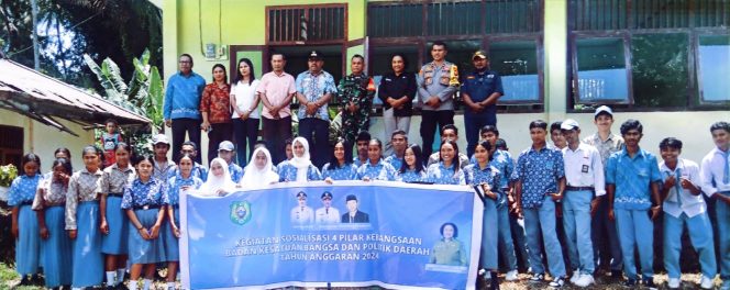 
 Kesbangpol Halbar Menggelar Sosialisasi 4 Pilar Bagi Siswa-siswi
