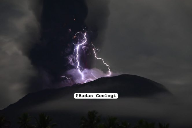 
 Diikuti Suara Gemuruh & Petir, Gunung Api Ibu Kembali Erupsi