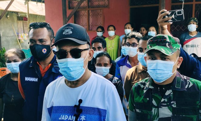 
 Terdampak Erupsi, BPBD Halbar Membagikan Masker