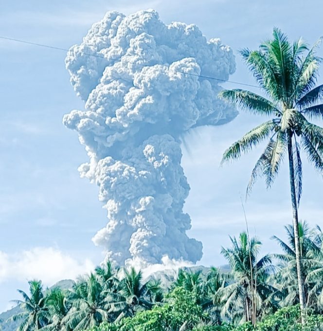 
 Awas! Gunung Api Ibu Naik Status
