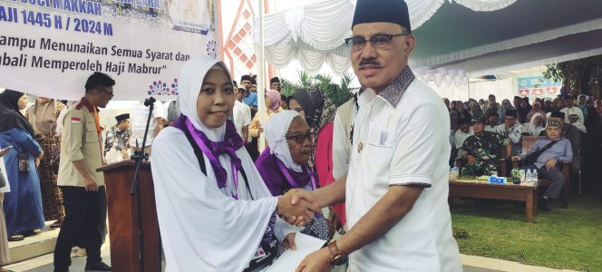 
 Bupati James Uang Lepas 77 Calon Jamaah Haji Asal Halbar
