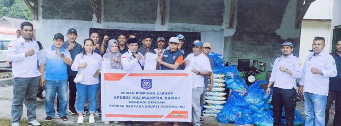 
 Berikan Dukungan Sesama, DPC Apdesi Halbar Berikan Bantuan Untuk Korban Erupsi