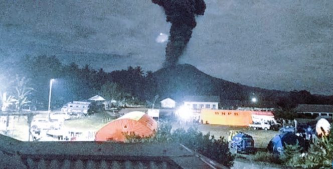 
 Erupsi, Ketinggian Abu Gunung Api Teramati Mencapai 6000 di Atas Puncak