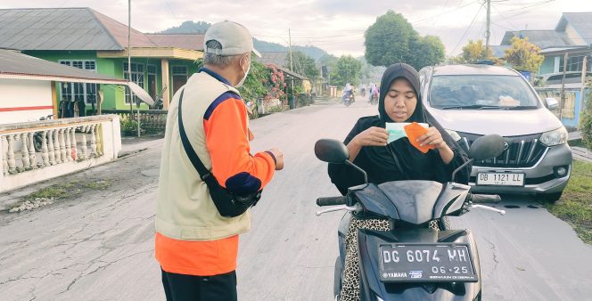 
 Erupsi Hantam Kecamatan Ibu, BPBD Halbar Gerak Cepat Bagikan Masker