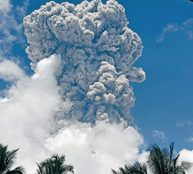 
 Kembali Erupsi, Tinggi Kolom Abu Teramati Capai 7.000 Meter