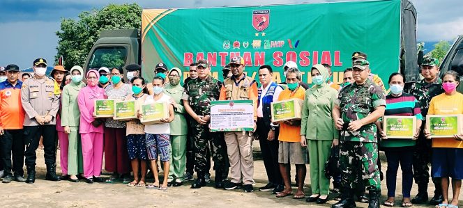 
 Pangdam XV/Pattimura Berikan Bantuan bagi Pengungsi Gunung Api Ibu