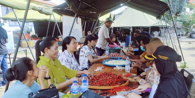
 Bentuk Kepedulian, BKAD Halbar Bantu Petugas Siapkan Makanan Bagi Pengungsi