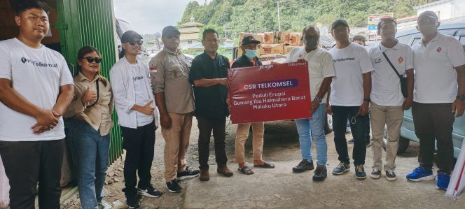 
 Di dampingi Kadis Kominfo Halbar, Telkomsel Berikan Bantuan Bagi Pengungsi Erupsi Gunung Api