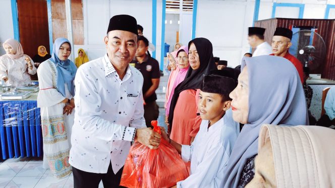 
 Idul Adha.! Wakil Bupati Halbar Membagikan Sembako Kepada Lansia Dan Anak Yatim