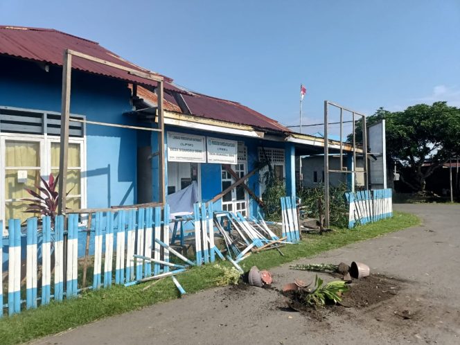 
 Sejumlah Masa Aksi Merusak Kantor Desa