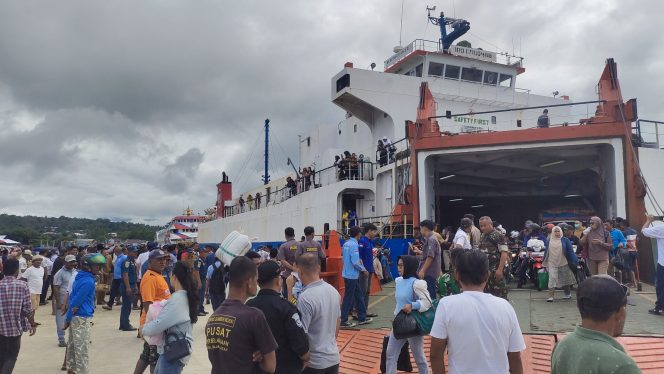 
 Kapal Ferry KM.Mutiara Perindo III Disambut Masyarakat & Pemda Halbar