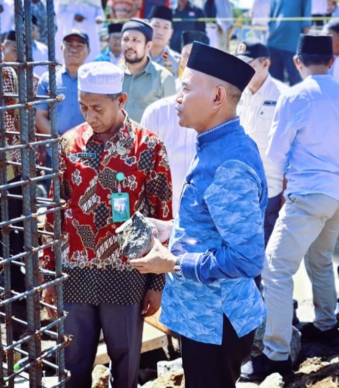 
 Wakil Bupati Halbar Meletakkan Batu Pertama Mesjid Raudatul Jannah di Kecamatan Ibu Selatan