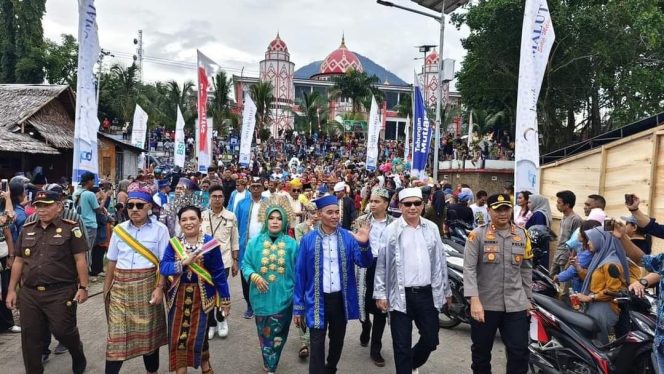 
 Bupati & Wakil Bupati Halbar Resmi Membuka Parade Budaya
