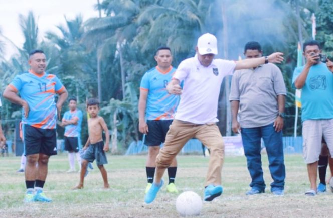 
 Wakil Bupati Halbar Membuka Sepakbola Di Desa Tuada