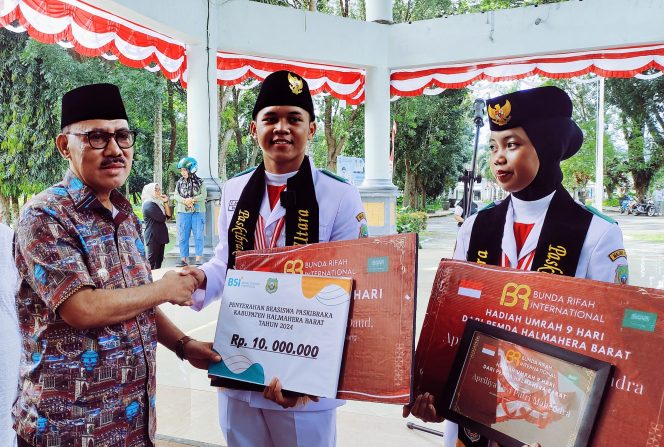 
 Selain di Sambut Bupati Halbar, Dani & Aprillya Dapat Paket Umroh