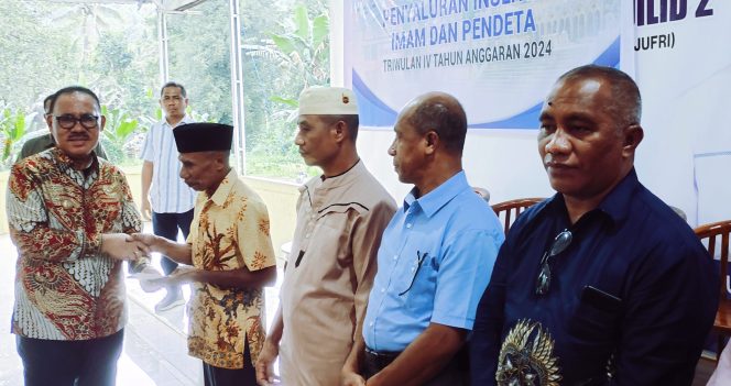 
 Bupati Halbar Menyerahkan Insentif Triwulan IV Kepada Para Imam dan Pendeta