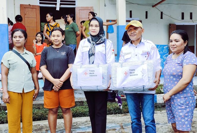 
 Pengurus PMI Halbar Salurkan Bantuan ke Warga Terdampak Erupsi Gunung Ibu