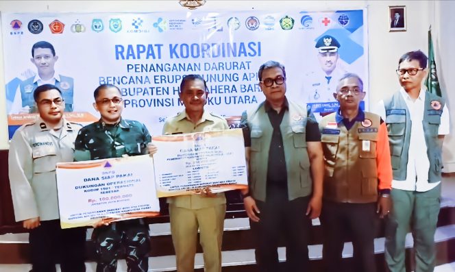
 Peruntukkan Penanganan Erupsi, BNBP Serahkan Bantuan 300 Juta Untuk Pemda Halbar