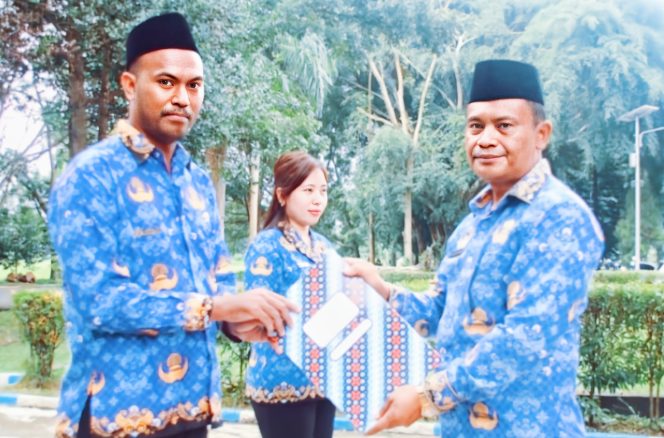 
 Pj Sekda Halbar Menyerahkan SK 100% ke ASN Nakes