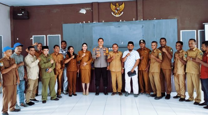 
 Kolaborasi! Kapolsek Jailolo Ajak Para Kades Tetap Menjaga Kamtibmas