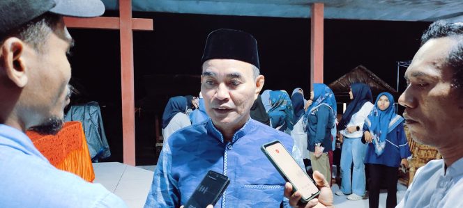 
 Ketua DPD Partai Nasdem Halmahera Barat, Djufri Muhamad saat di wawancarai oleh awak media (Foto: OpsiNews).