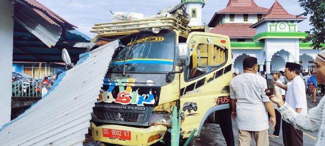 
 Jama’ah Idul Fitri Kota Ternate Nyaris di Tabrak Mobil Sampah