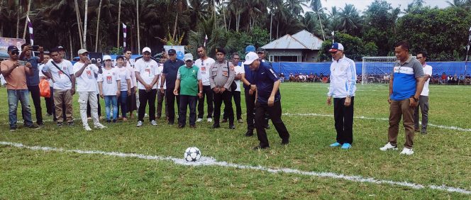 
 Wakil Gubernur Maluku Utara, Sarbin sehe menendang bola pertama tanda pertandingan sepakbola Krisalom cup III di buka. Minggu (20/04/2025).