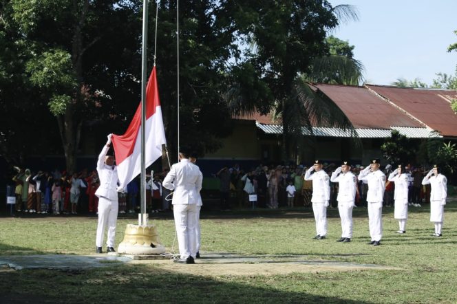 
 Pengibaran bendera merah putih dalam rangka Hari Pendidikan Nasional (Foto: Jurnal One)