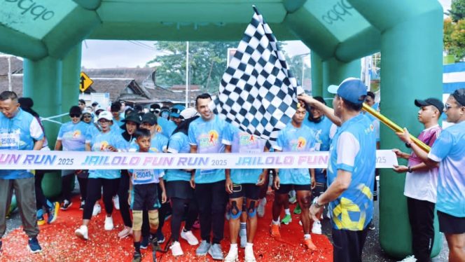 
 Wakil Bupati Halmahera Barat, Djufri Muhamad melepas peserta Fun Run 2025 