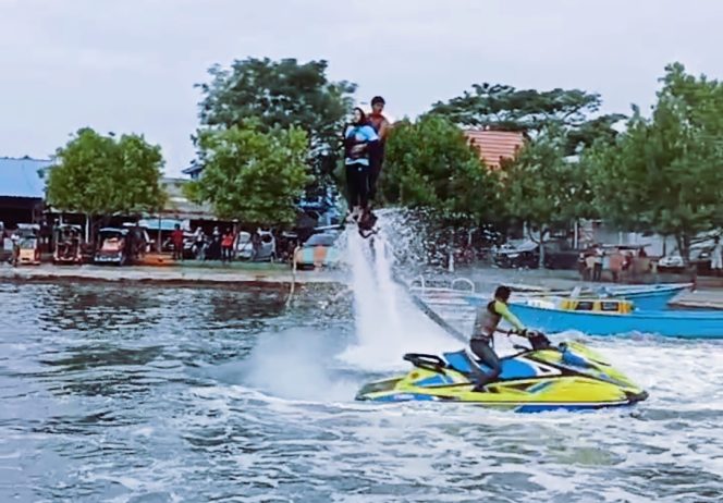 
 Pertama di Maluku Utara, Atraksi Flyboard Meriahkan Festival Teluk Jailolo