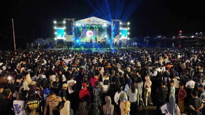 
 Antusias ribuan penonton dalam malam penutupan FTJ tahun 2025 (Foto: Genpi Malut).
