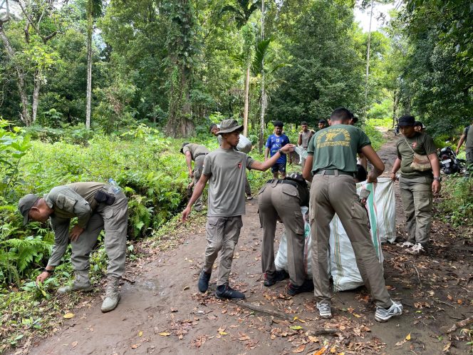 
 Satbrimob Polda Maluku Utara Sambut HUT Bhayangkara Ke 79 Dengan Bakti Sosial