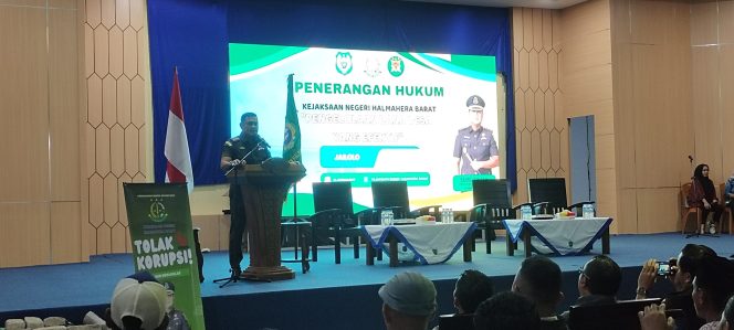 
 Kepala Kejaksaan Halmahera Barat, Fahri Firdaus, SH.,MH saat menyampaikan pandangan hukum.